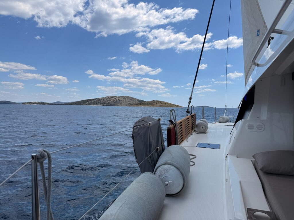 Fountaine Pajot Elba 45 unter Segeln während eines windreichen Törns in Dalmatien