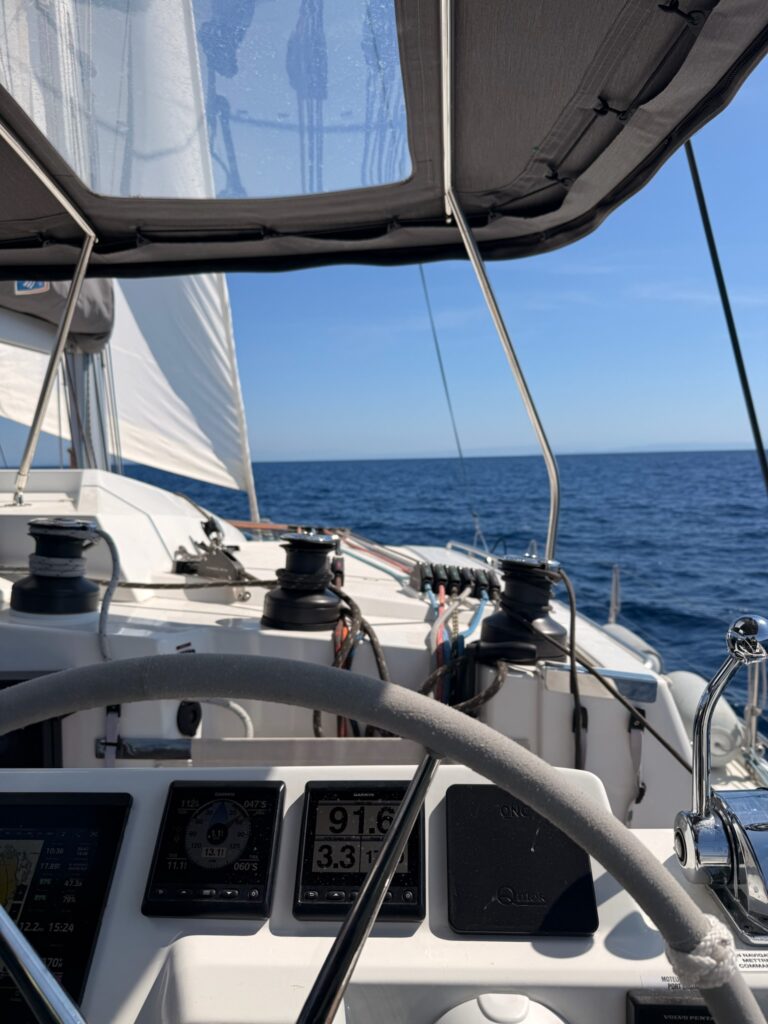 Steuerstand der Elba 45 beim Katamaran-Segeltörn in Dalmatien