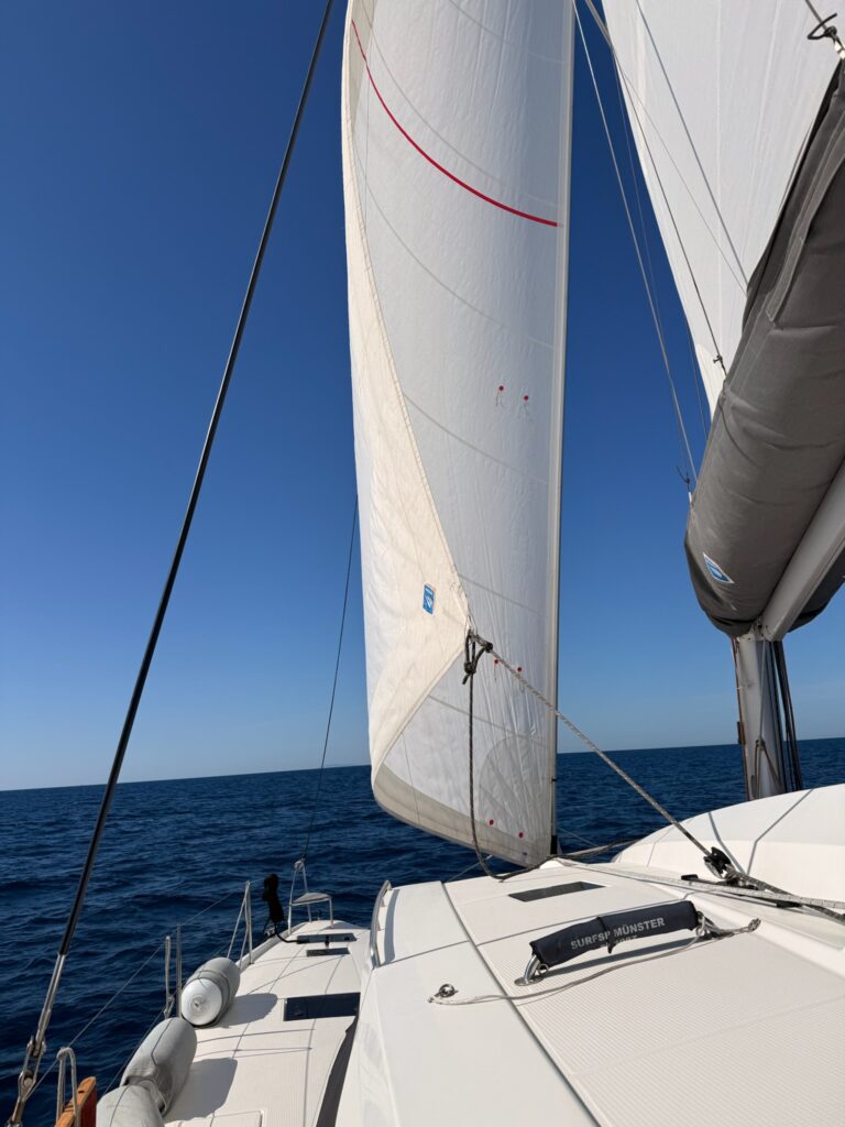 Elba 45 unter Segeln beim Katamaran-Segeltörn in Dalmatien
