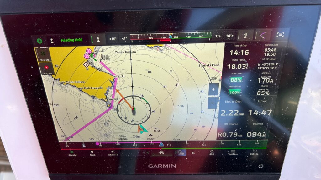 Plotter der Elba 45 auf dem Kurs nach Komiža