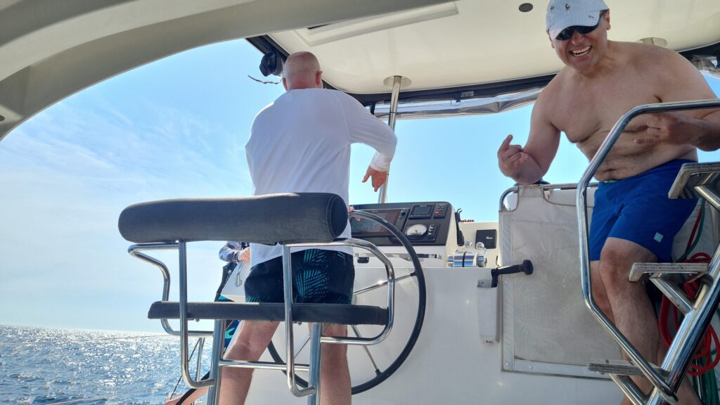 Ausblick während eines Katamaran-Törns zwischen den Inseln der kroatischen Adria