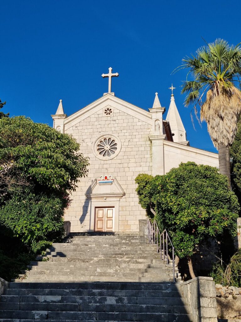 Kirche in Rogoznica während des Segeltörns durch Dalmatien