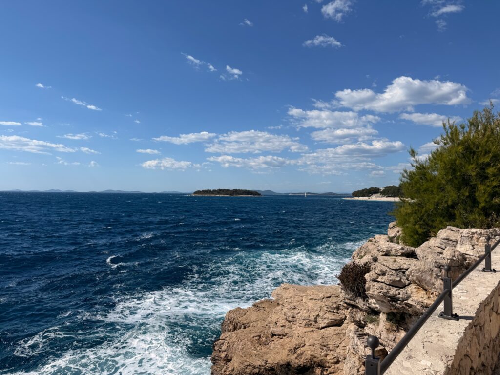 Stadtrundgang durch Primošten beim Katamaran-Segeltörn in Dalmatien