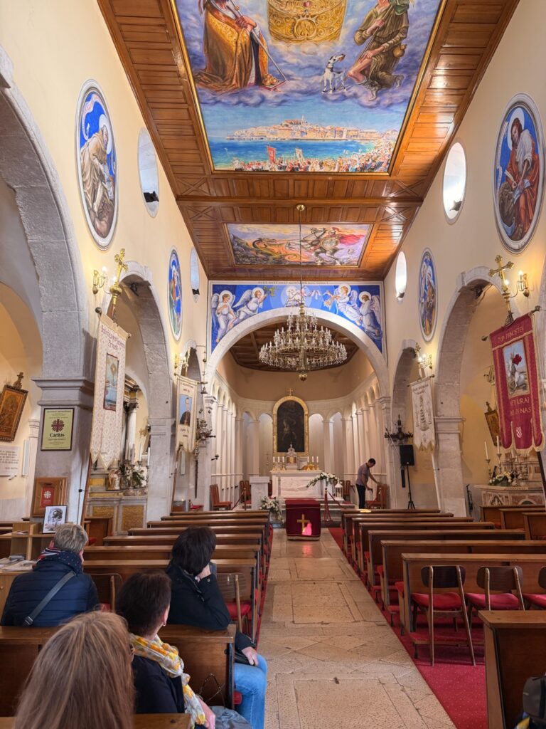 Kirche St. Georg in Primošten während des Segeltörns