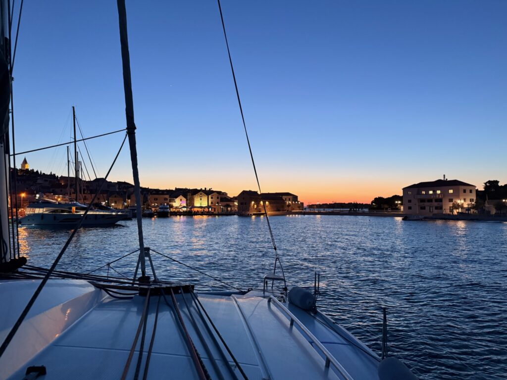 Sonnenuntergang in Primošten beim Katamaran-Segeltörn in Dalmatien