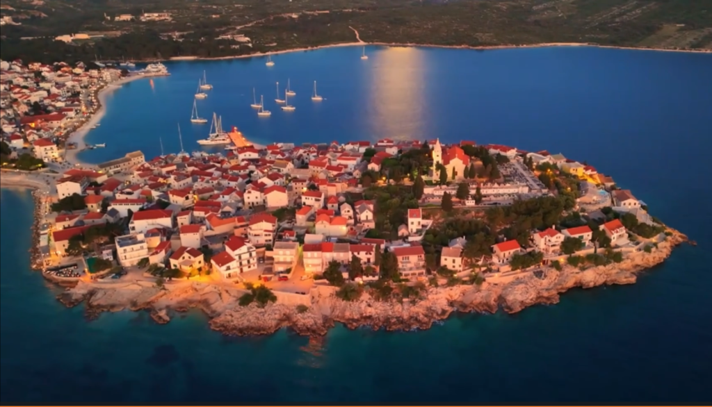 Sonnenuntergang über Primošten beim Segelurlaub mit Familie in Kroatien