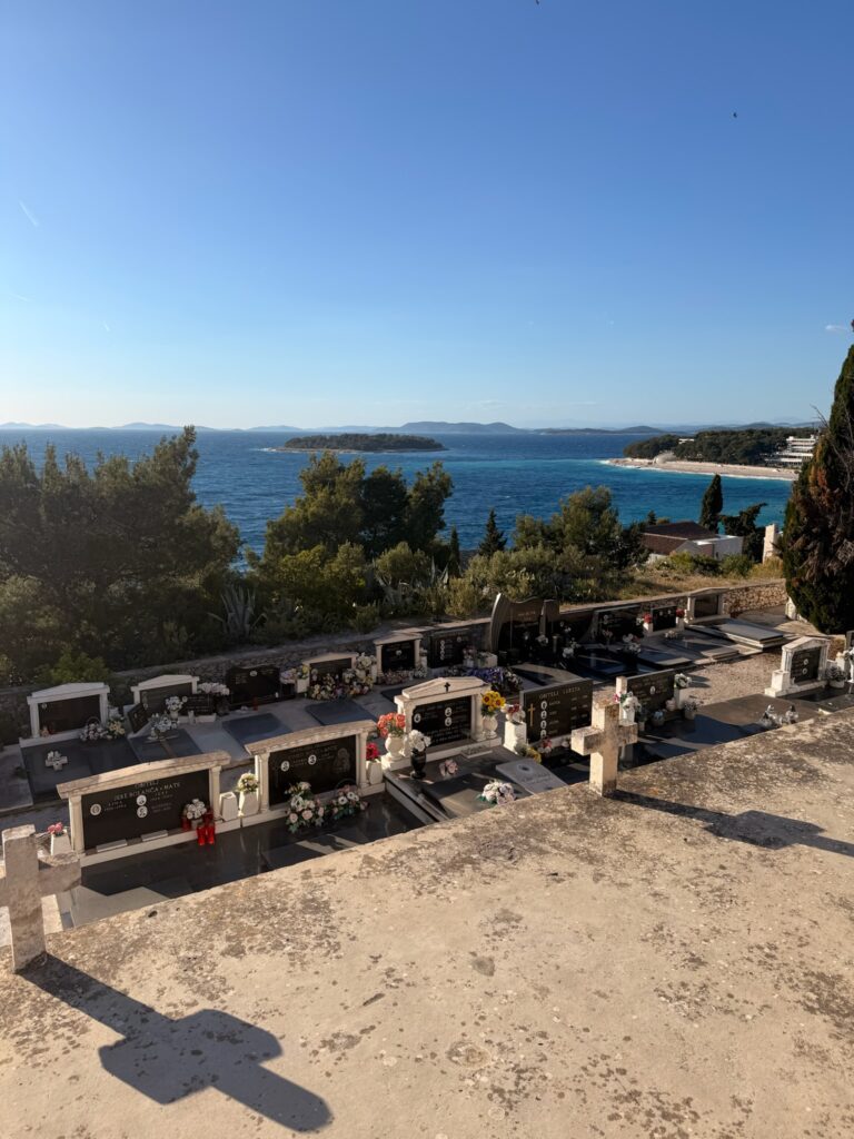 Aussicht vom Friedhof über Primošten und die Adria