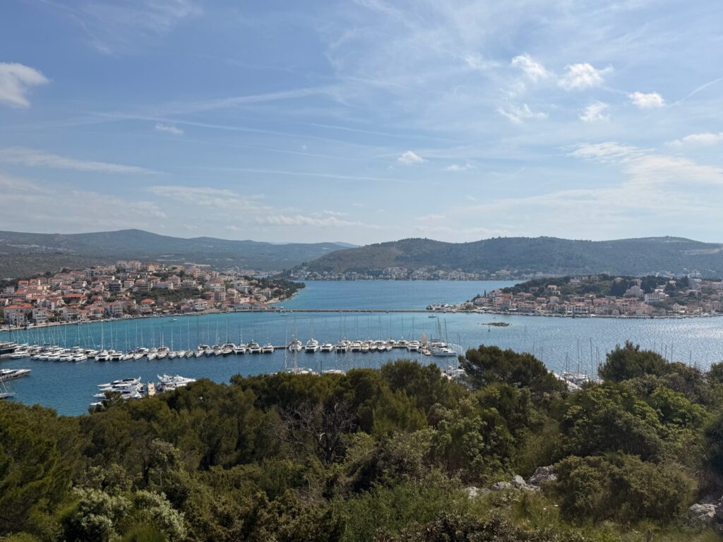 Aussichtspunkt über Rogoznica und die dalmatinische Küste