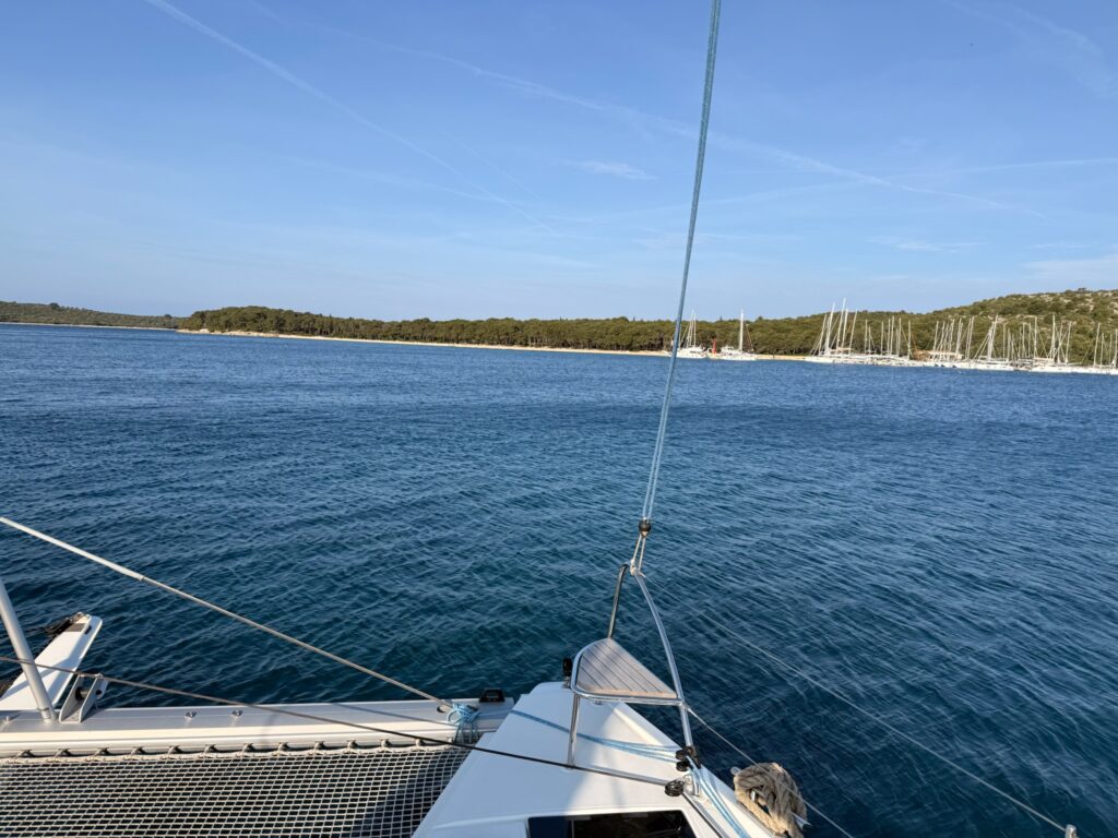 Einfahrt in den Hafen von Rogoznica beim Katamaran-Segeltörn in Dalmatien