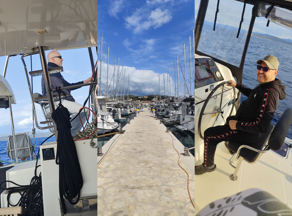 Skipper am Steuer des Katamarans Skipper am Steuer eines Katamarans während eines Segeltörns in Kroatien