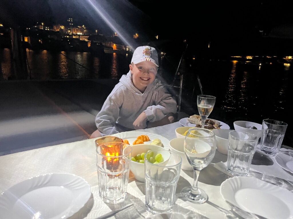 Gemeinsames Abendessen an Bord der Elba 45 bei Vis