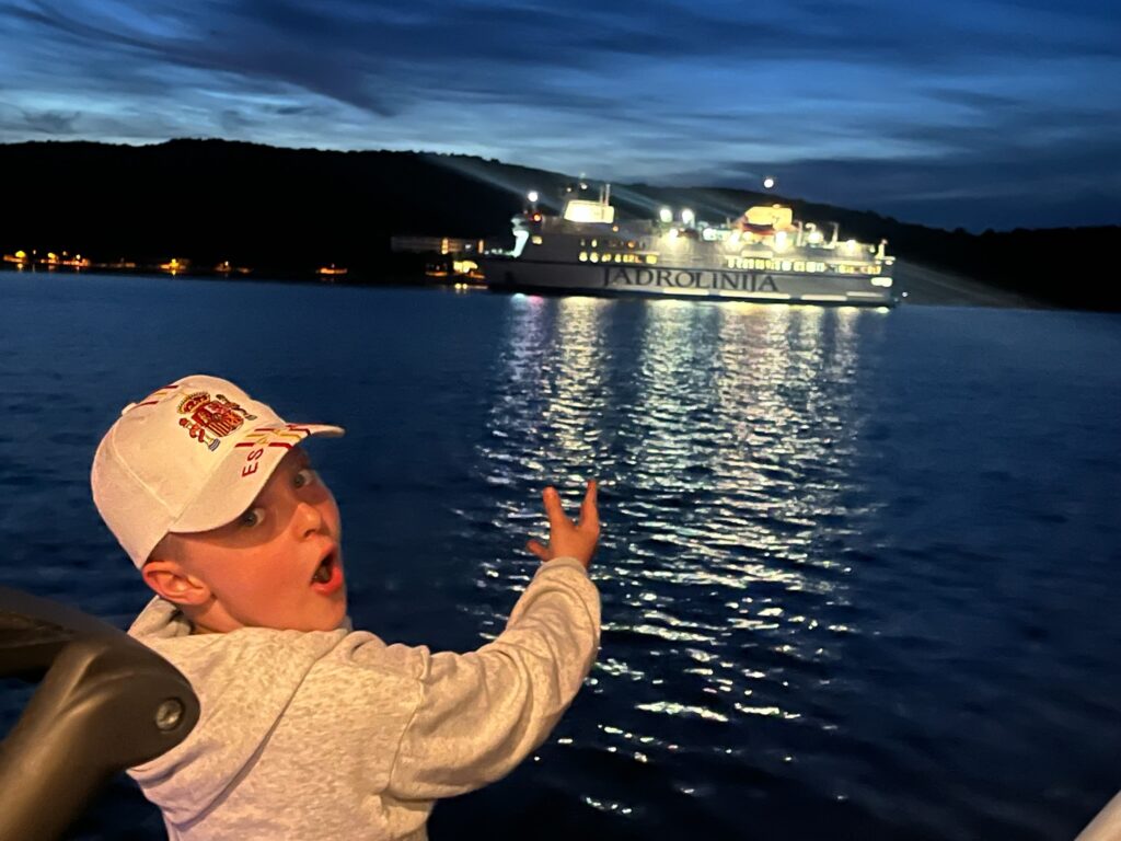 Fähre vor Vis während eines Segeltörns durch Dalmatien