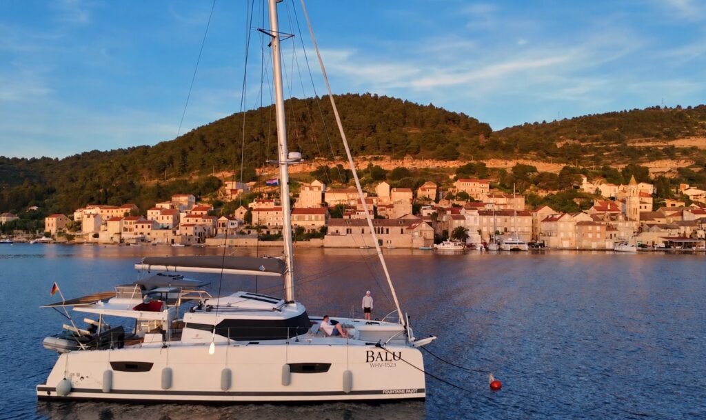 Sonnenuntergang auf Vis während des Segelurlaubs in Kroatien