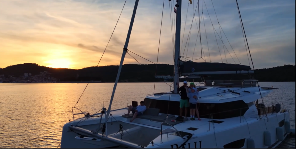 Familiencrew bei Sonnenuntergang auf der Adria