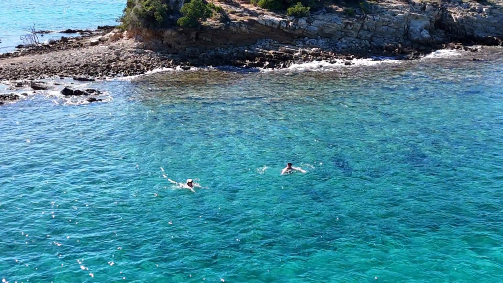 Badepause in Gonar auf der Insel Rab Schwimmen in Gonar auf Rab beim Segeltörn in der Kvarner Bucht