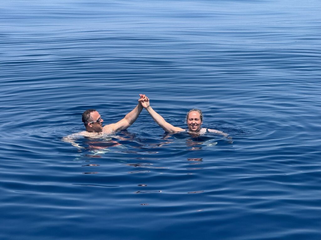 Badepause auf dem offenen Meer beim Familien-Segeltörn in Kroatien