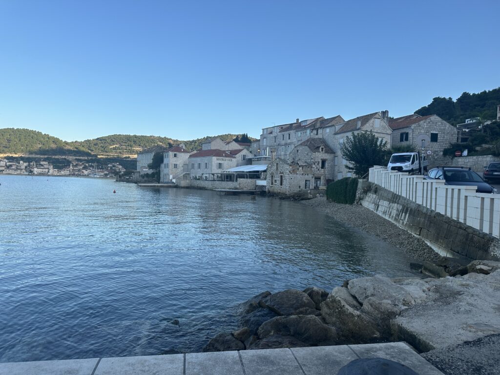 Bucht und Hafen von Vis Geschützte Bucht von Vis mit Hafen und Küstenlandschaft während eines Segeltörns in Kroatien