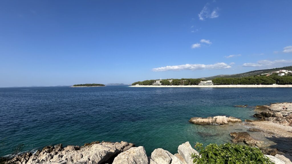 Bucht von Primošten Blick auf die Bucht von Primošten während eines Katamaran-Törns entlang der kroatischen Adriaküste