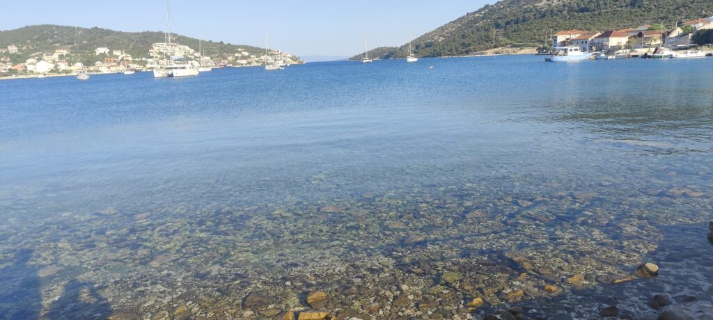 Bucht von Vinišće in Dalmatien Geschützte Bucht von Vinišće an der dalmatinischen Küste beim Segeln in Kroatien