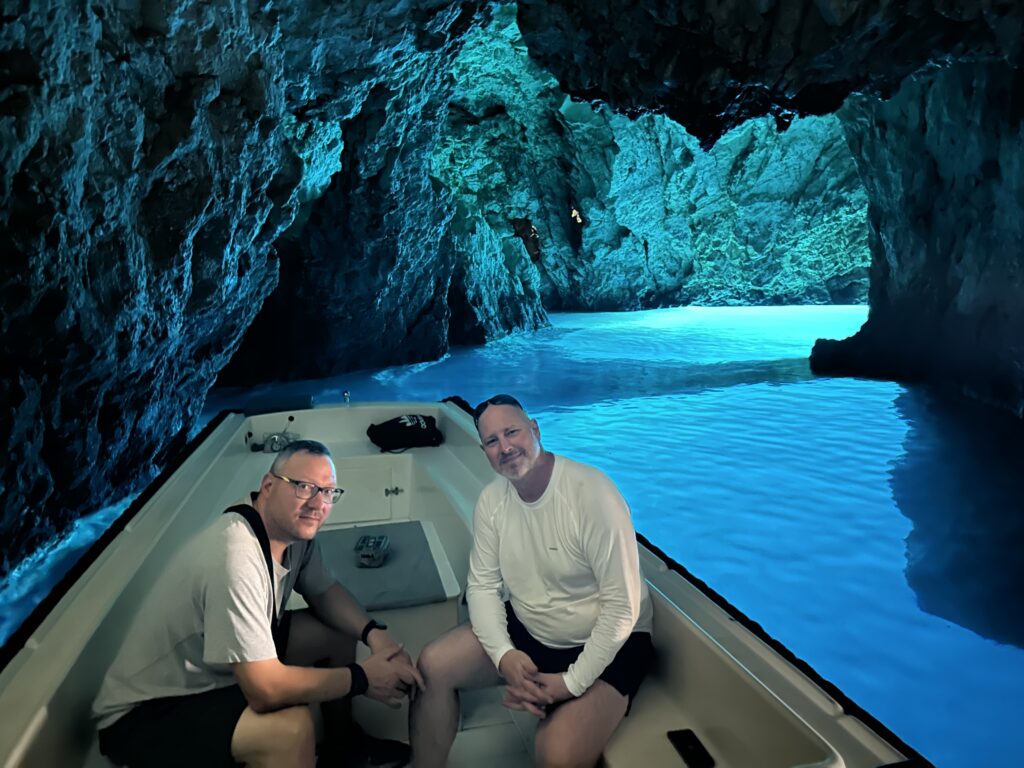 Blaue Grotte auf Biševo Die berühmte Blaue Grotte auf Biševo mit intensiv leuchtendem Wasser an der kroatischen Adria