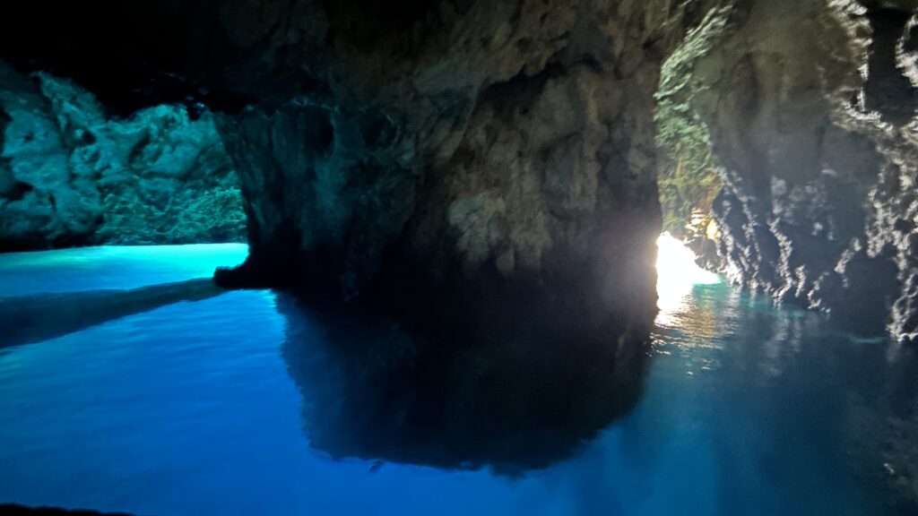 Eingang zur Blauen Grotte auf Biševo Eingang zur Blauen Grotte auf der Insel Biševo während eines Segeltörns in Dalmatien