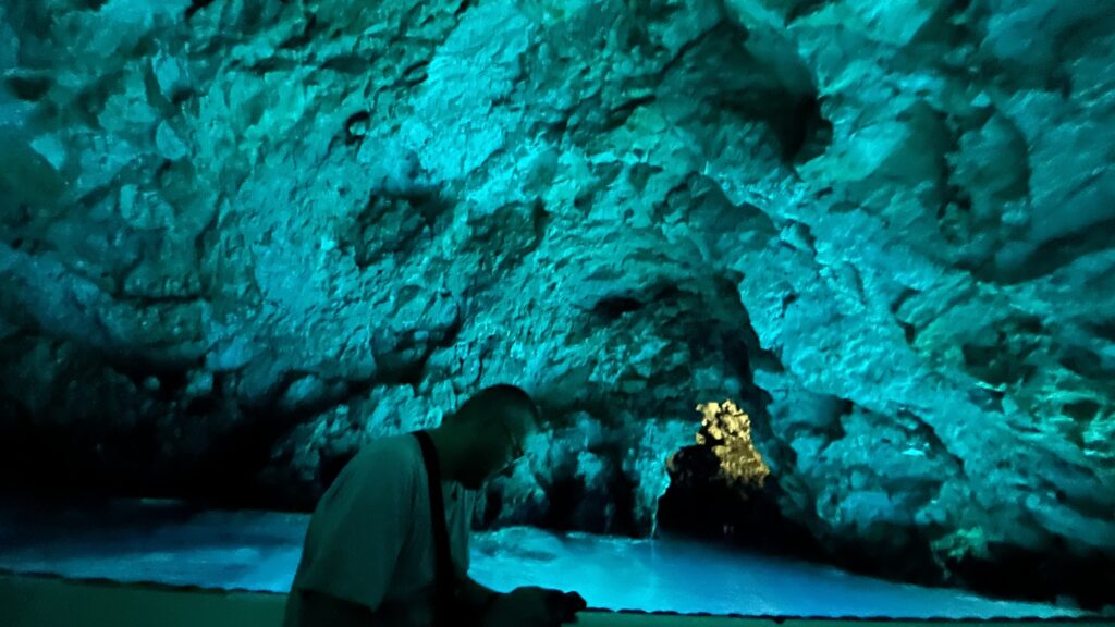 Blaues Licht in der Grotte von Biševo Leuchtend blaues Wasser in der Blauen Grotte auf Biševo während eines Ausflugs von Vis