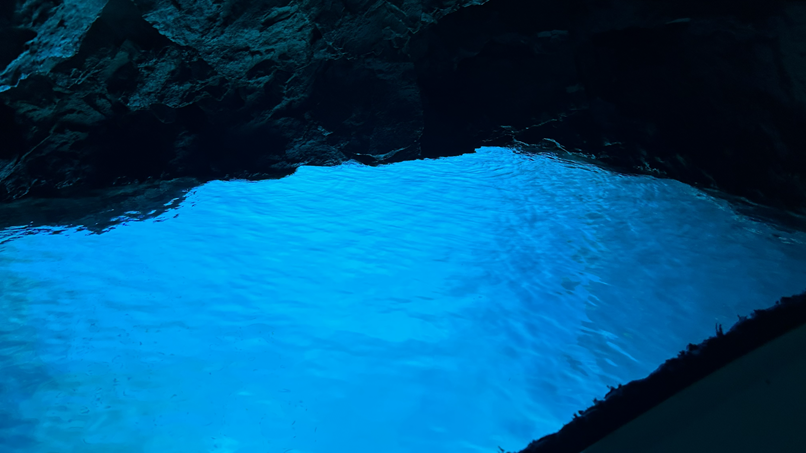 Blaues Licht in der Blauen Grotte auf Biševo