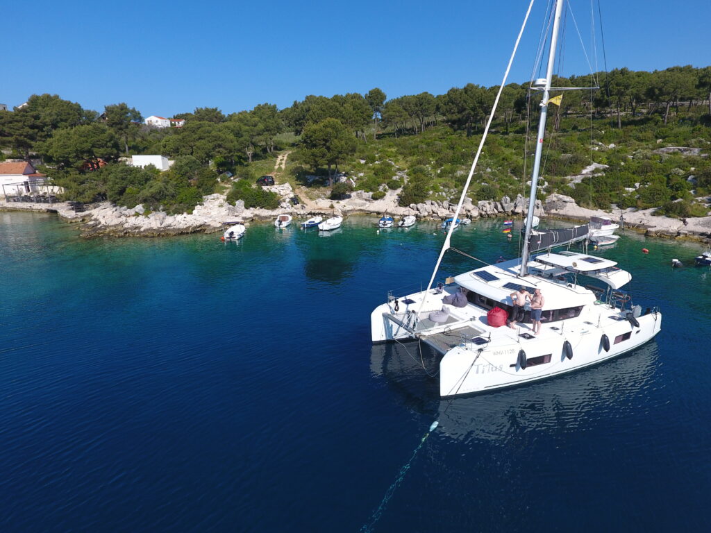 Lagoon 42 in der Bucht Šešula auf Šolta Lagoon 42 in Šešula beim romantischen Segelurlaub in Kroatien