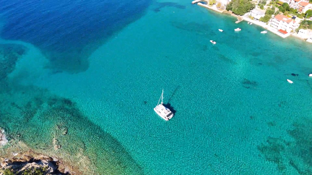 Katamaran vor Gonar auf Rab Charterkatamaran vor Gonar auf der Insel Rab in Kroatien