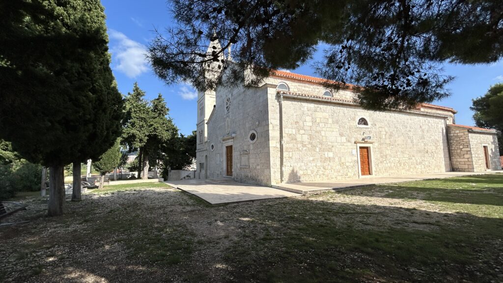 Kirche des heiligen Georg in Primošten Kirche des heiligen Georg oberhalb von Primošten mit Blick über die dalmatinische Küste