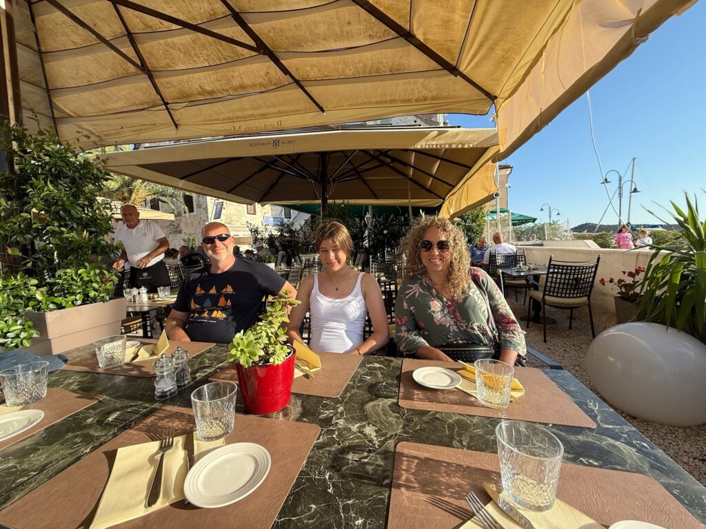 Die Crew beim Abendessen im Restaurant Mario in Rogoznica, Kroatien