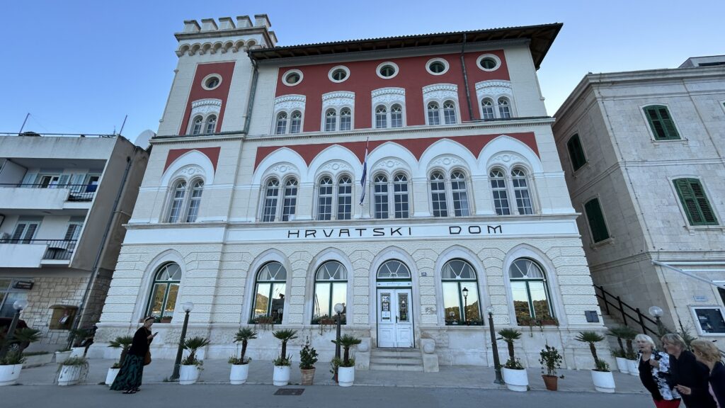 Traditionelles Steinhaus in Vis Traditionelles dalmatinisches Steinhaus in Vis während eines Spaziergangs durch die historische Stadt