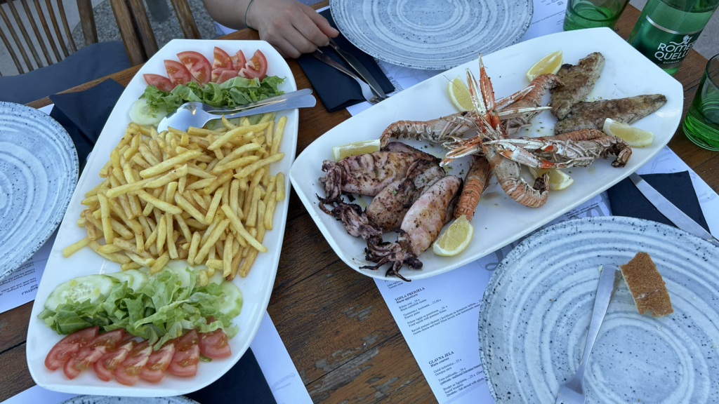 Dalmatino in Rukavac auf Vis