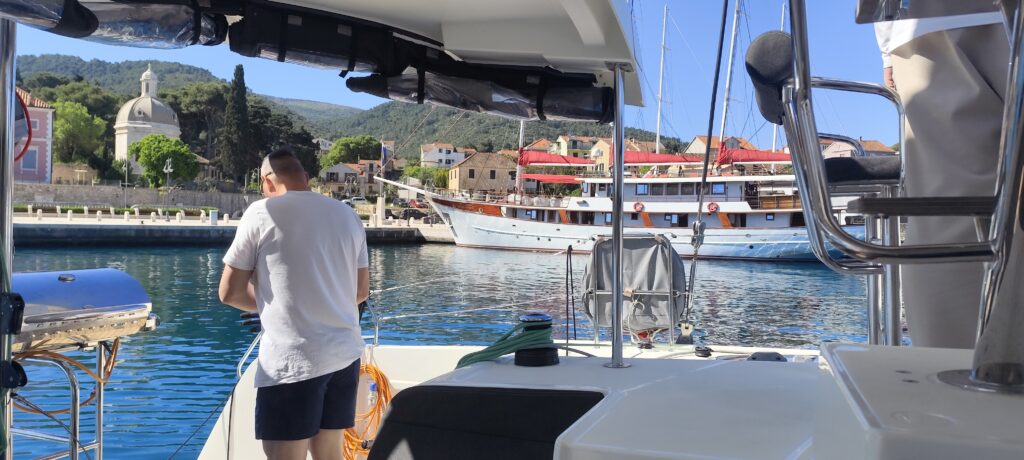 Anlegen im Stadthafen von Stari Grad Katamaran beim Anlegen im Stadthafen von Stari Grad auf der Insel Hvar