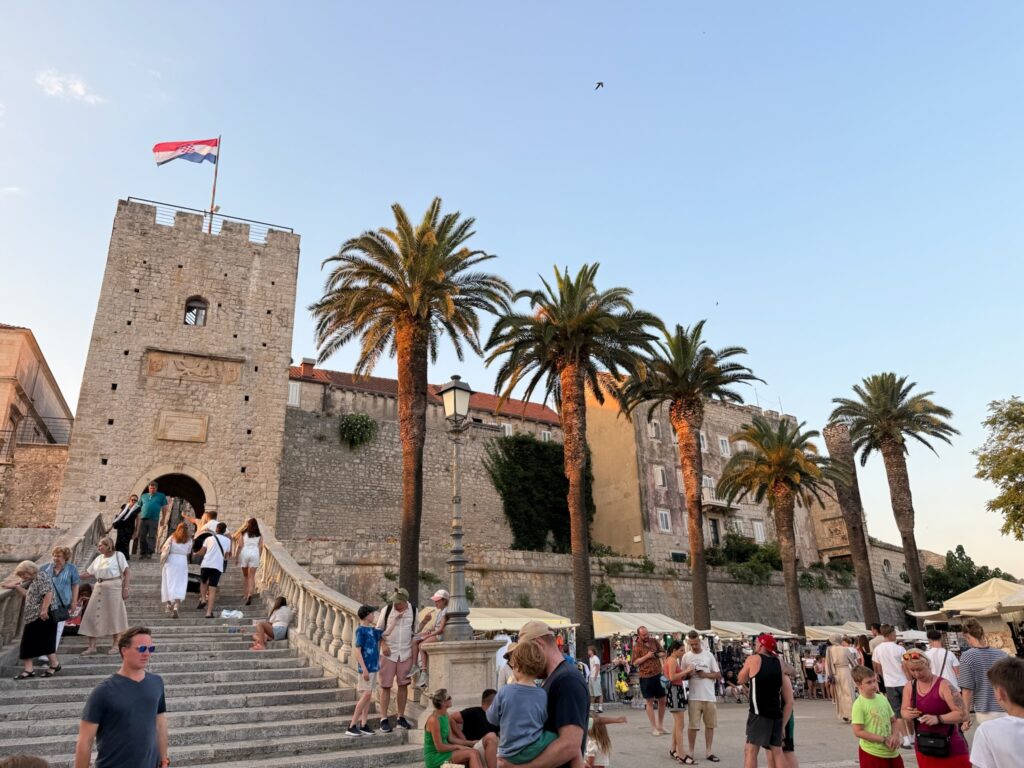 Eingang zu einer historischen Festung in Korčula während einer Reise durch Kroatien