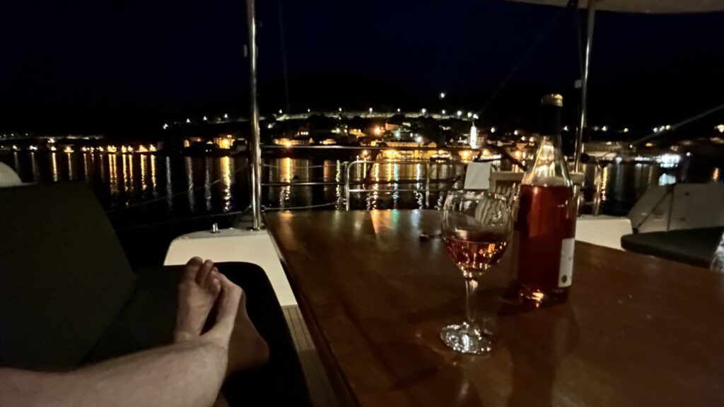 Abend an Bord des Katamarans Ruhiger Abend an Bord beim Segeltörn mit Freunden in Kroatien