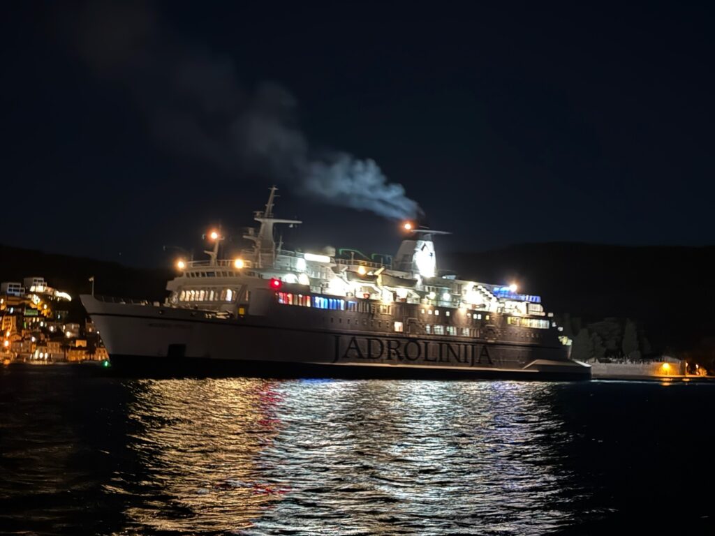 Fähre bei der Einfahrt in den Hafen von Vis auf der kroatischen Insel Vis