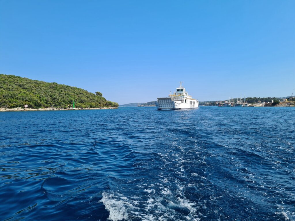 Fähre im Hafen von Korčula während eines Katamaran-Törns zu den kroatischen Inseln