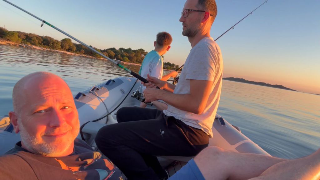 Angeln vor Silba während des Segelurlaubs Angeln vor der Insel Silba bei einem privaten Katamaran-Törn in Kroatien