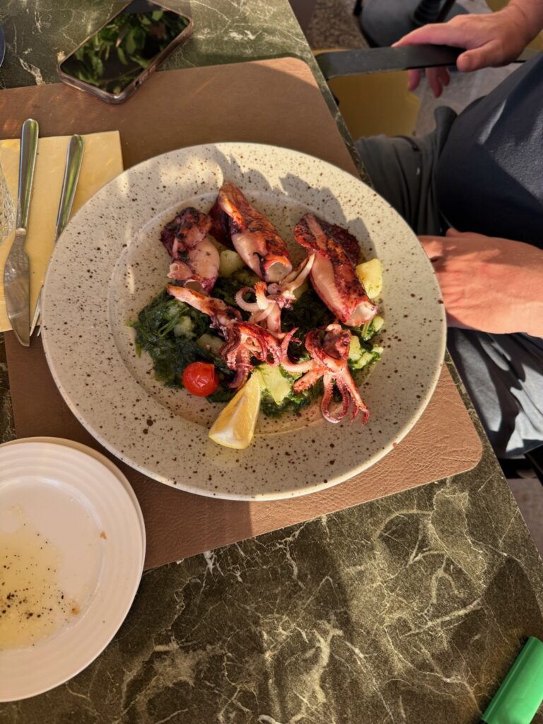 Gegrillte Calamari im Restaurant Antonio in Rogoznica während eines Segeltörns auf der Adria