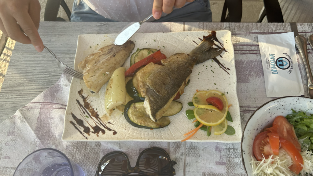 Gegrillter Fisch während des Segeltörns