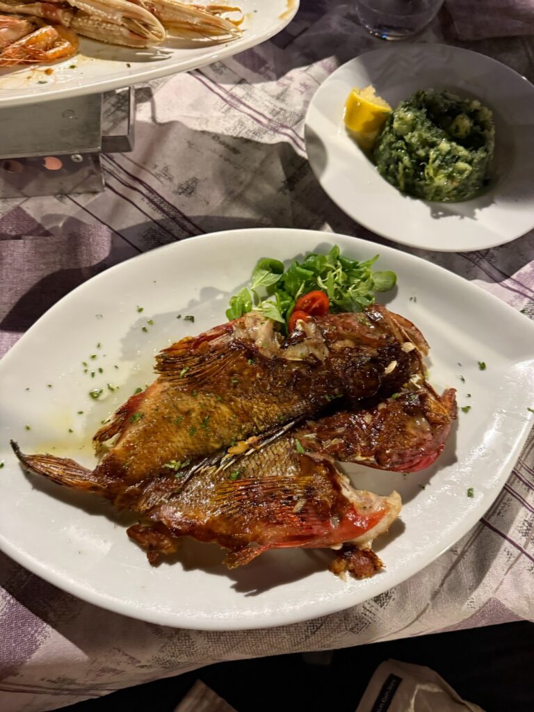 Frisch gegrillter Fisch im Restaurant Antonio in Rogoznica, Kroatien