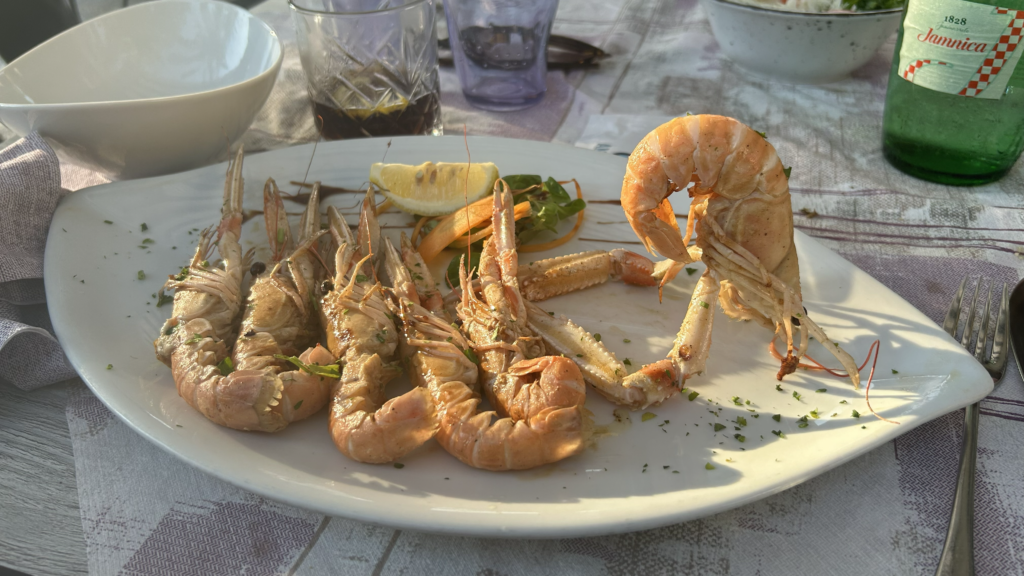 Gegrillte Scampi während des Segeltörns