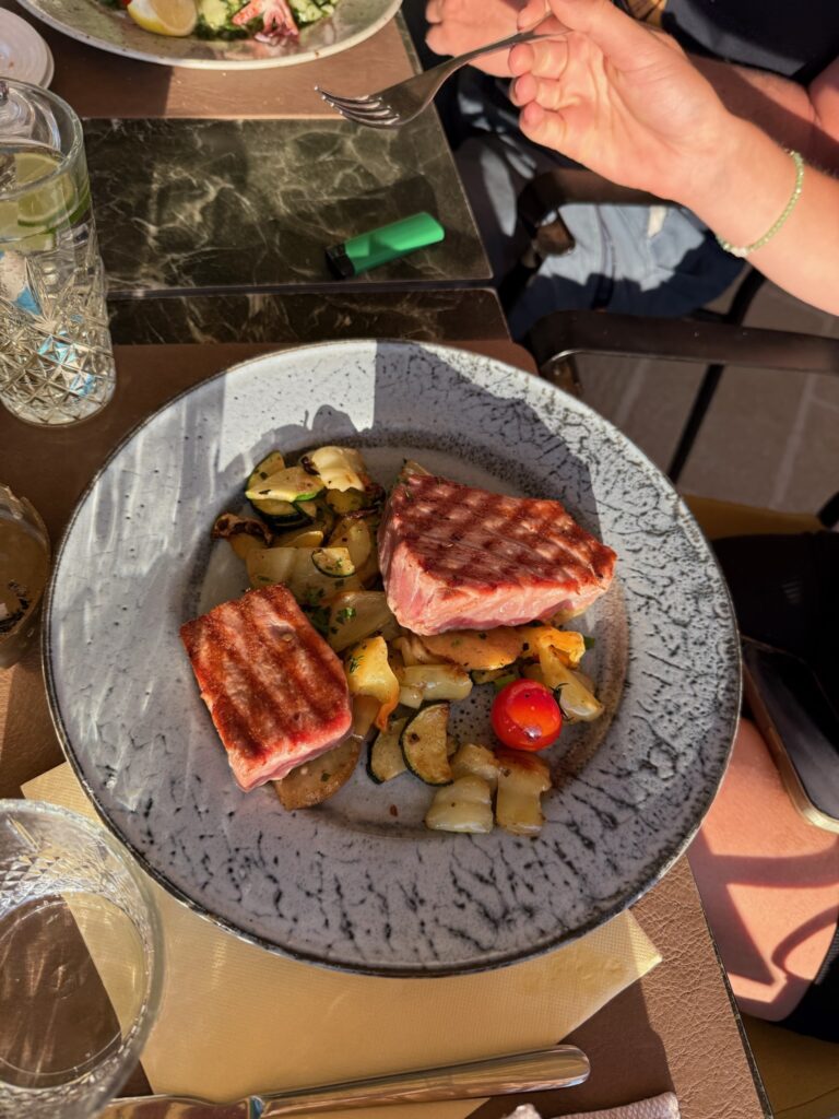 Gegrilltes Thunfischsteak im Restaurant Mario in Rogoznica