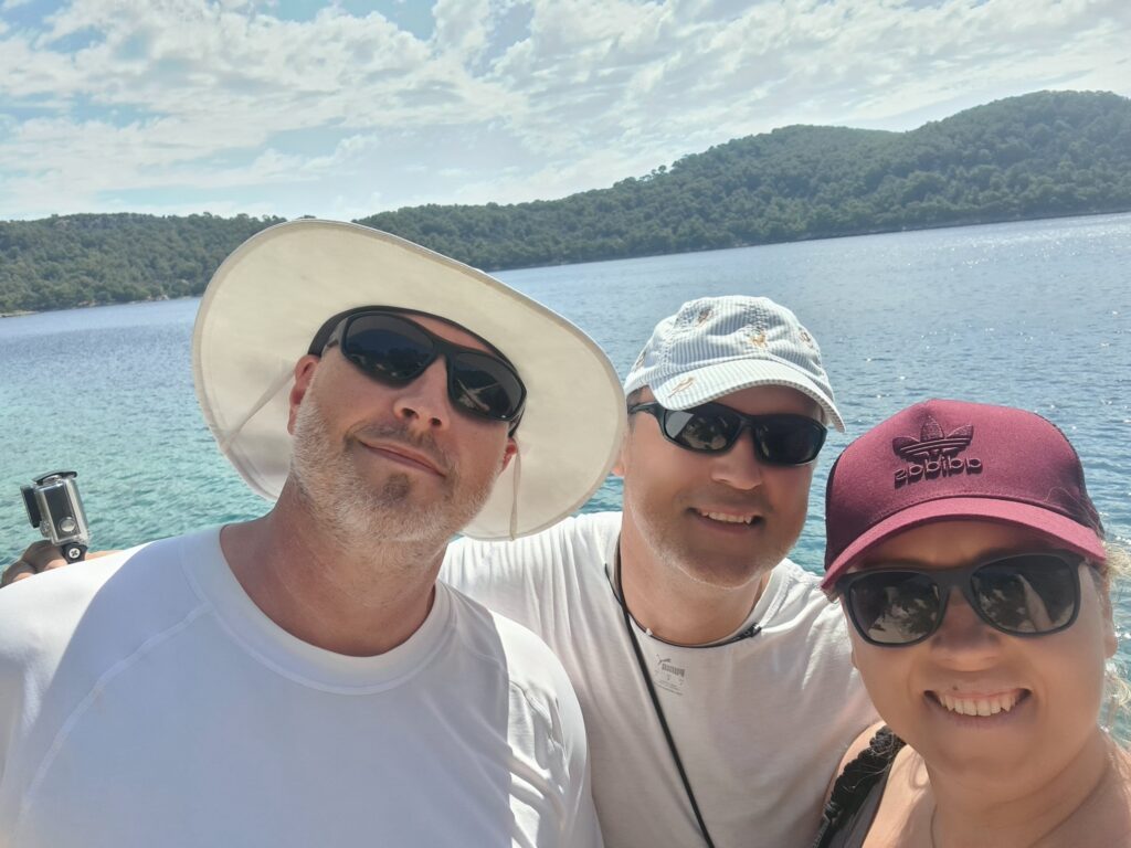 Familiencrew auf der Lagoon 42 beim Segeltörn in Kroatien