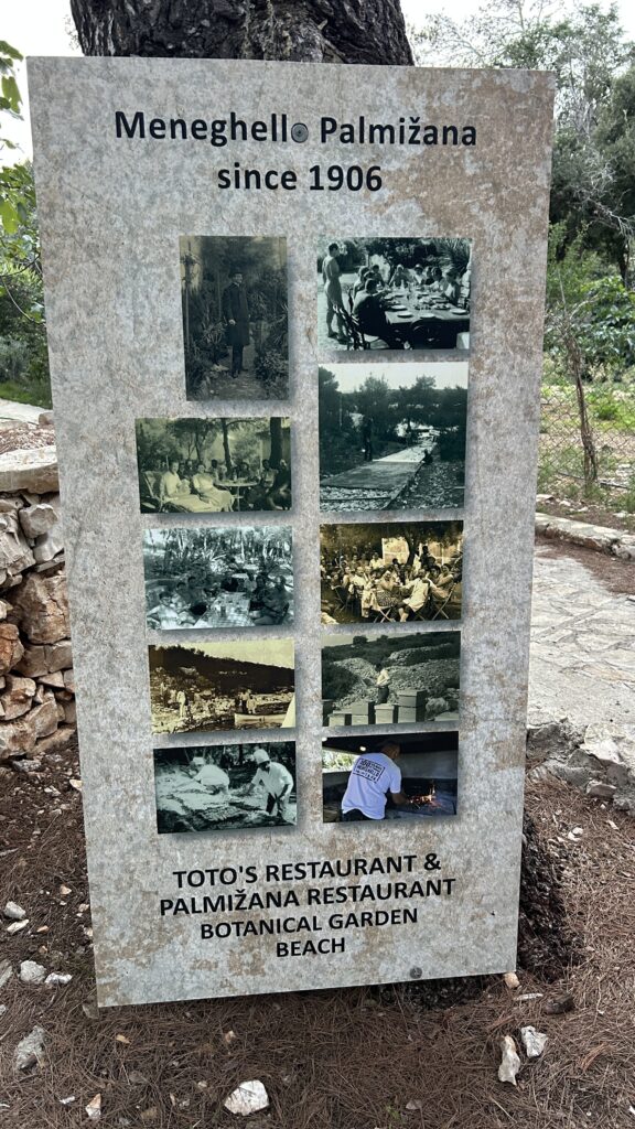 Informationen zum botanischen Garten auf Pakleni Informationstafel zum botanischen Garten auf den Pakleni-Inseln vor Hvar