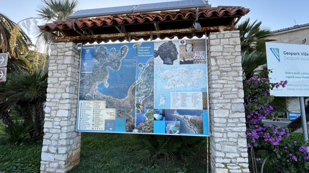 Informationen zur Insel Vis Informationstafel zur Geschichte und zu den Sehenswürdigkeiten der kroatischen Insel Vis