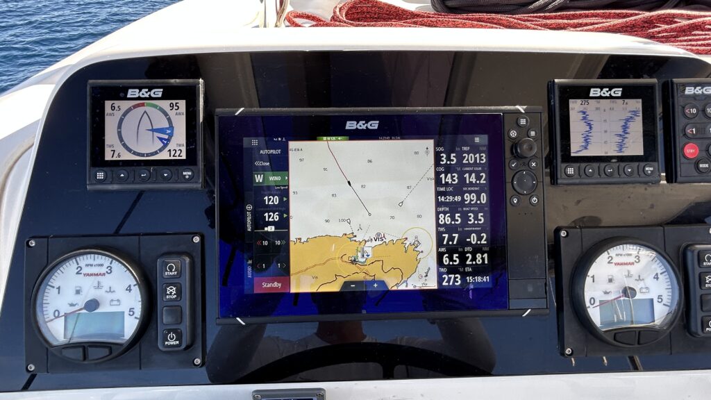 Instrumente am Steuerstand des Lagoon 42 Navigation auf der Lagoon 42 beim Segeltörn mit Freunden in Kroatien