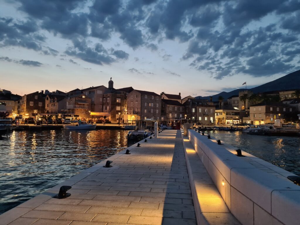 Abendliche Lichter im Hafen von Korčula während eines Katamaran-Törns durch Kroatien