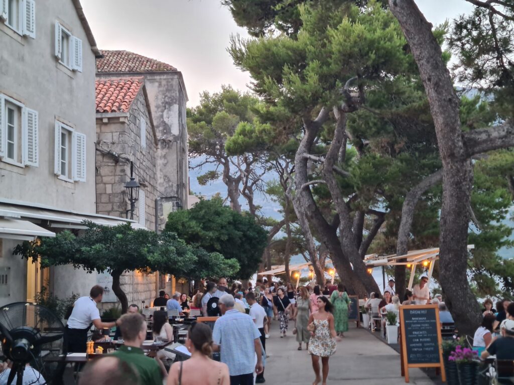 Restaurants in der Altstadt von Korčula während eines Segeltörns zu den kroatischen Inseln